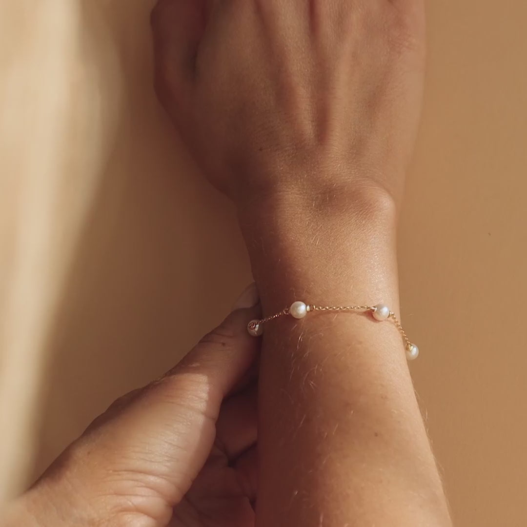 Pearl station bracelet
