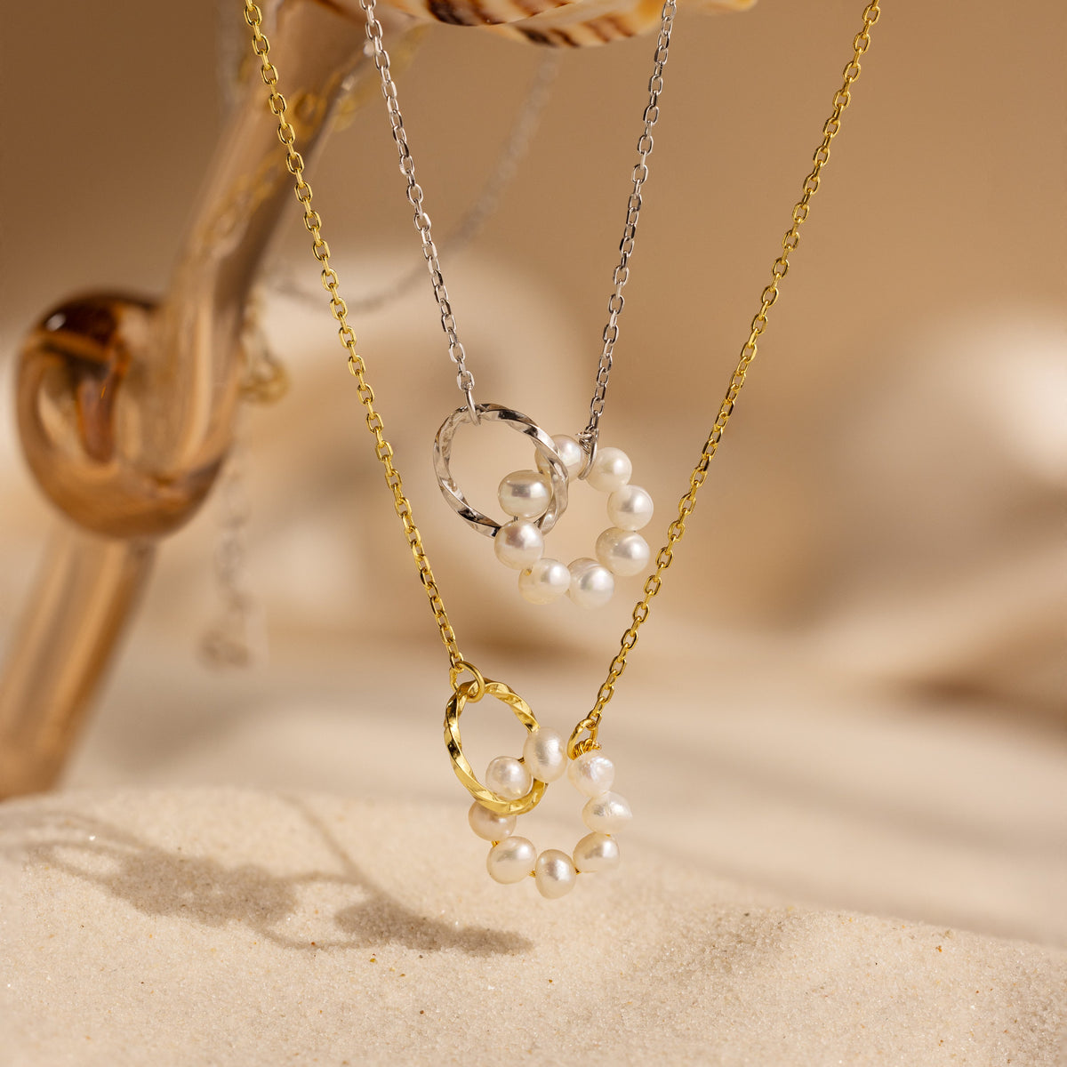 Interlocking pearl necklace