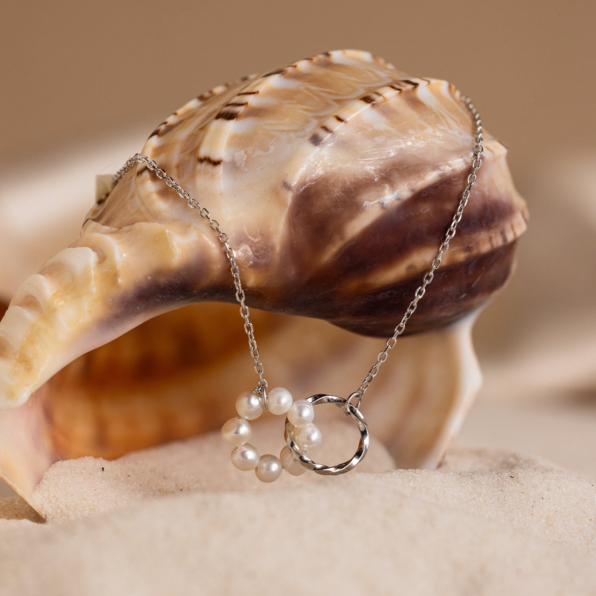 Interlocking pearl necklace
