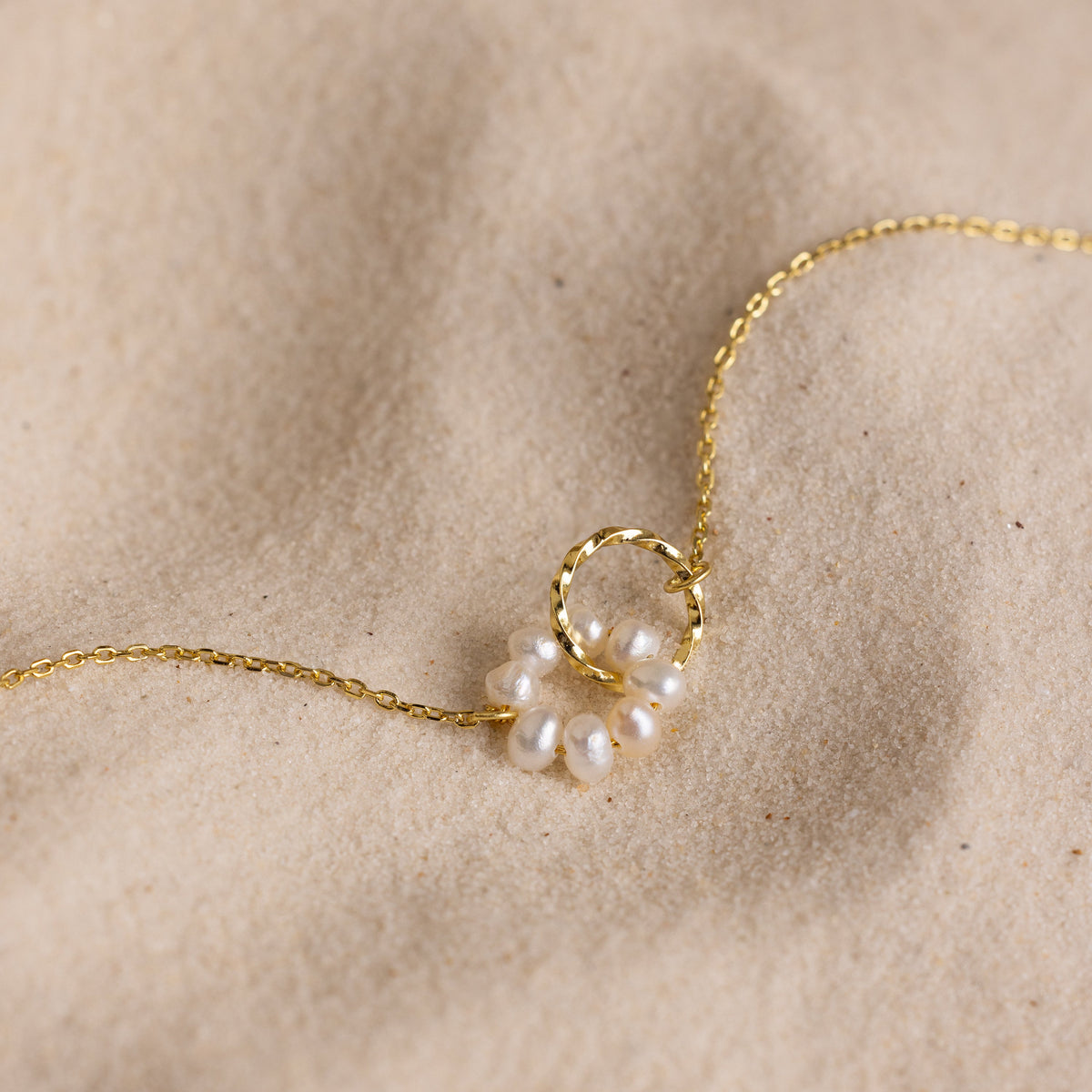 Interlocking pearl necklace