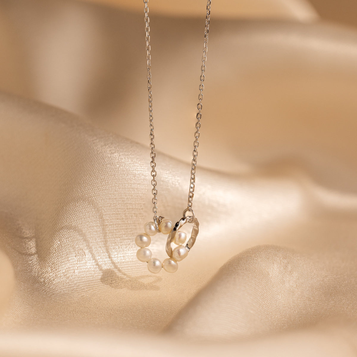Interlocking pearl necklace