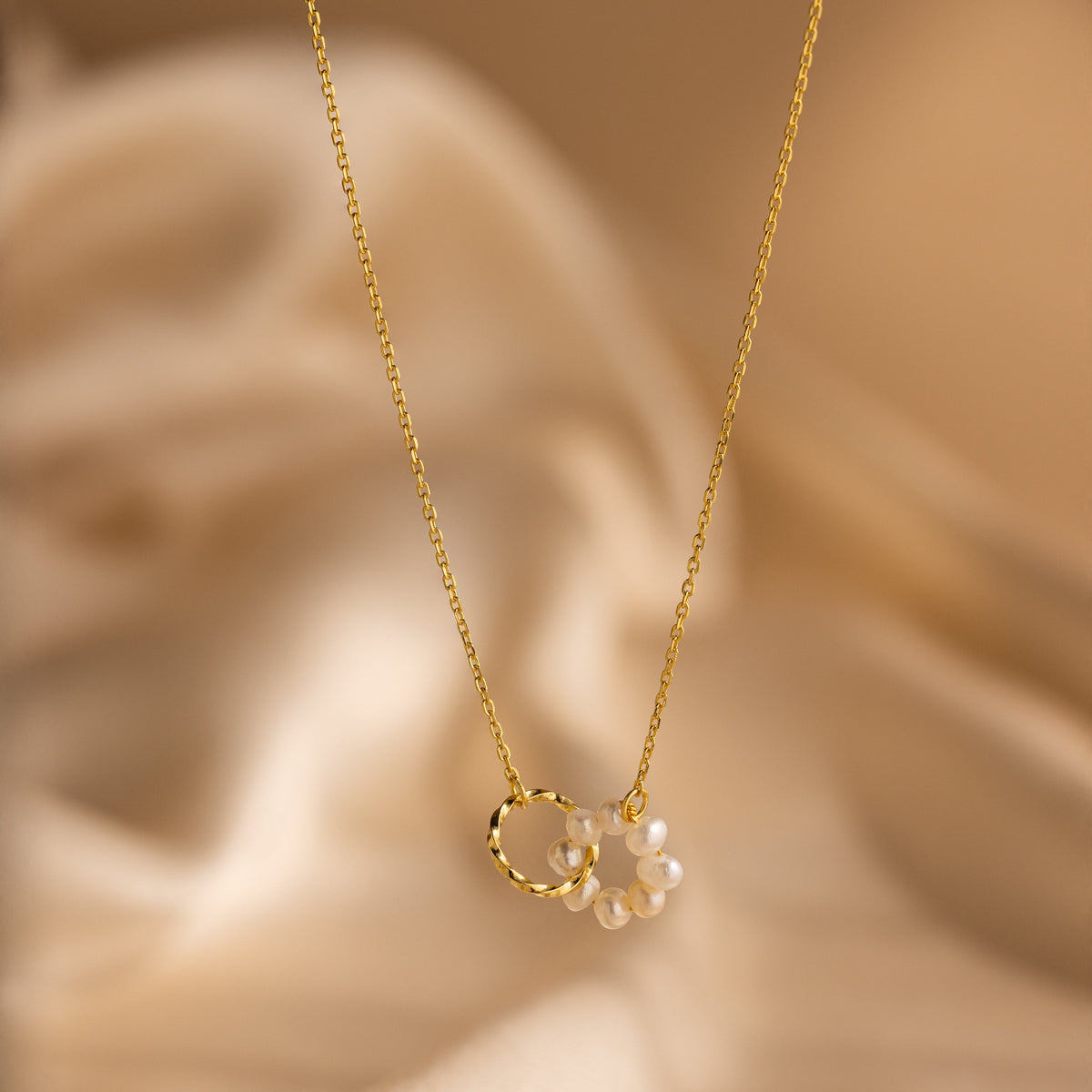 Interlocking pearl necklace