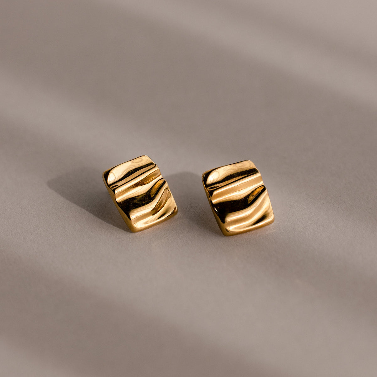 Bold square wave studs