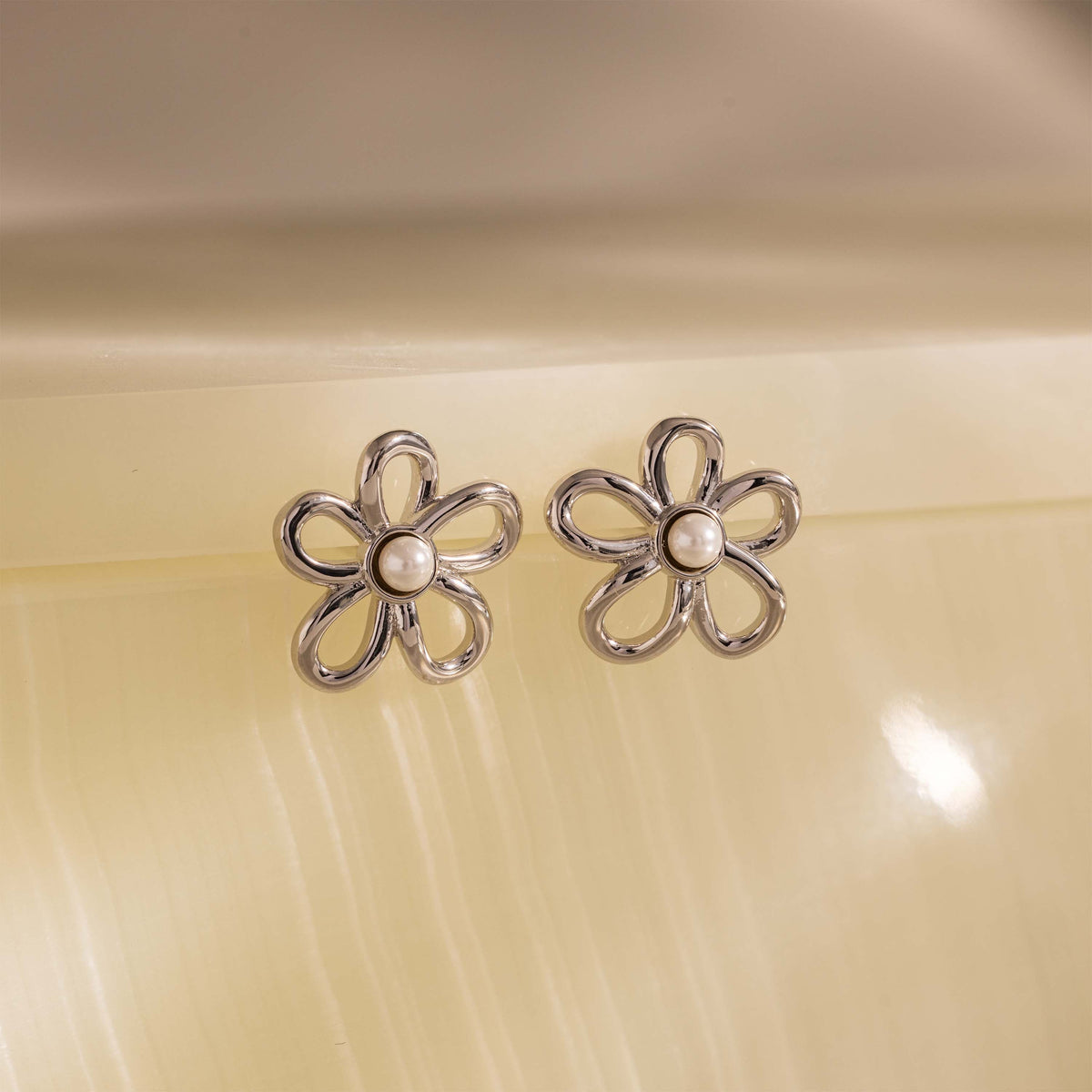 Lila flower pearl studs