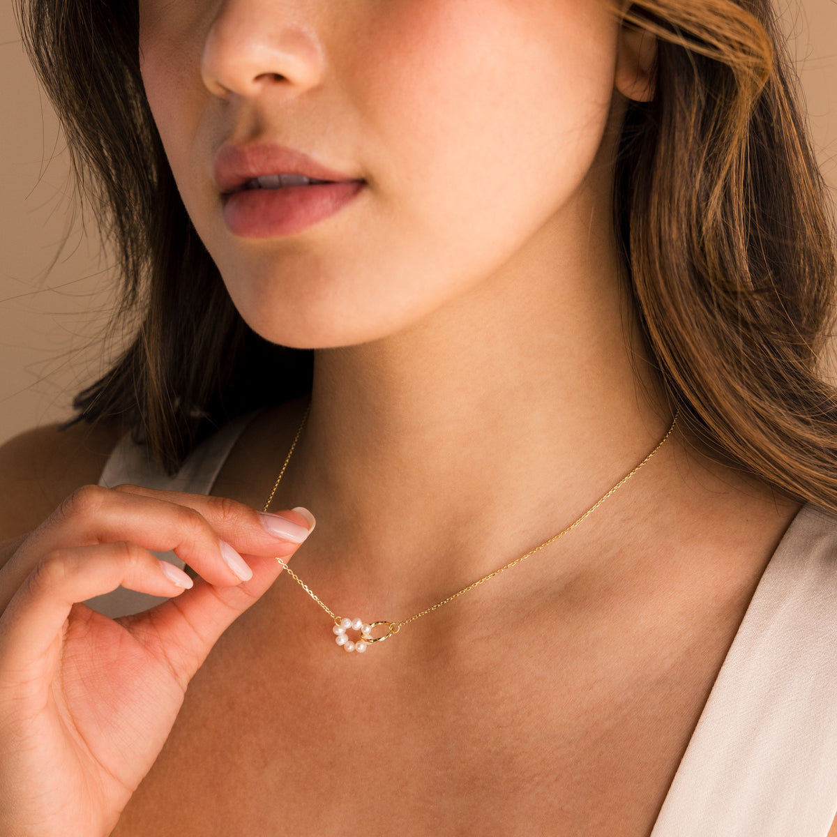 Interlocking pearl necklace