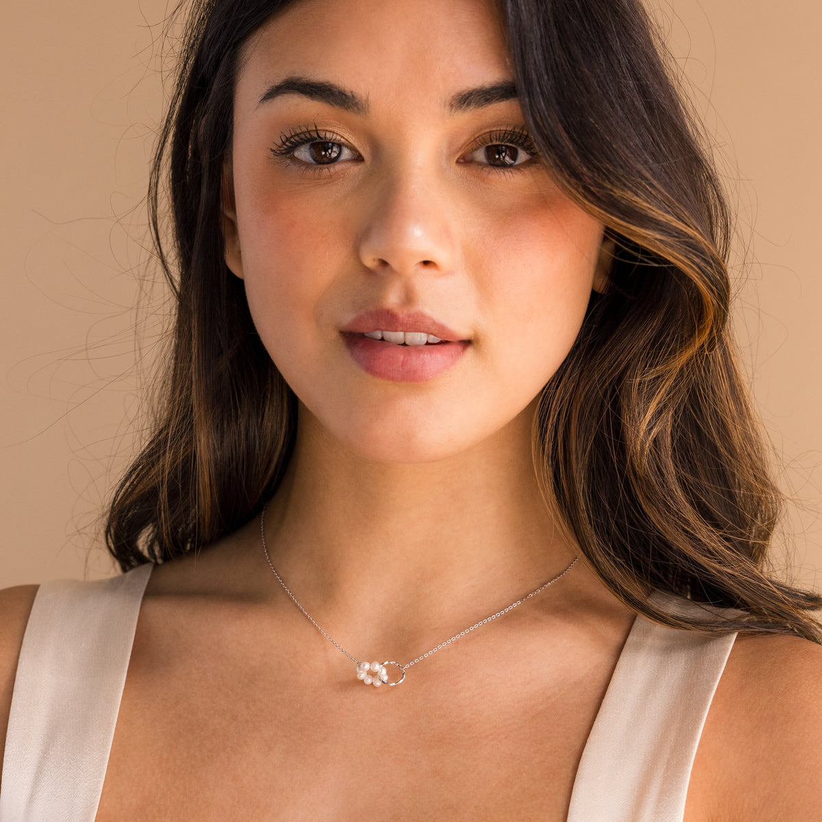 Interlocking pearl necklace