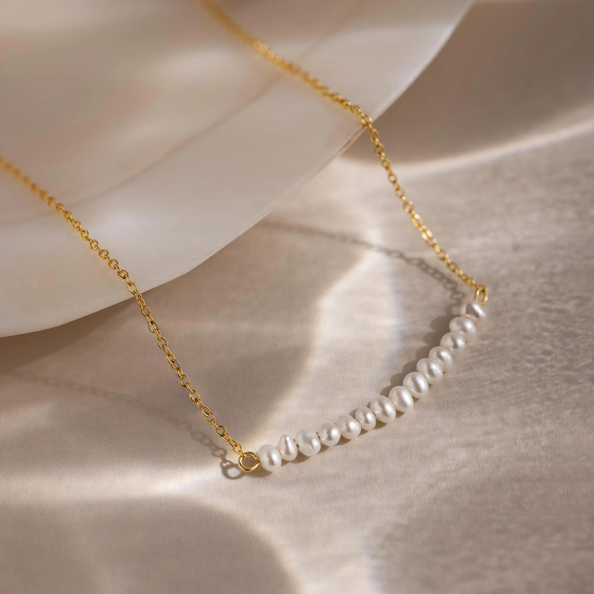Pearl curve necklace
