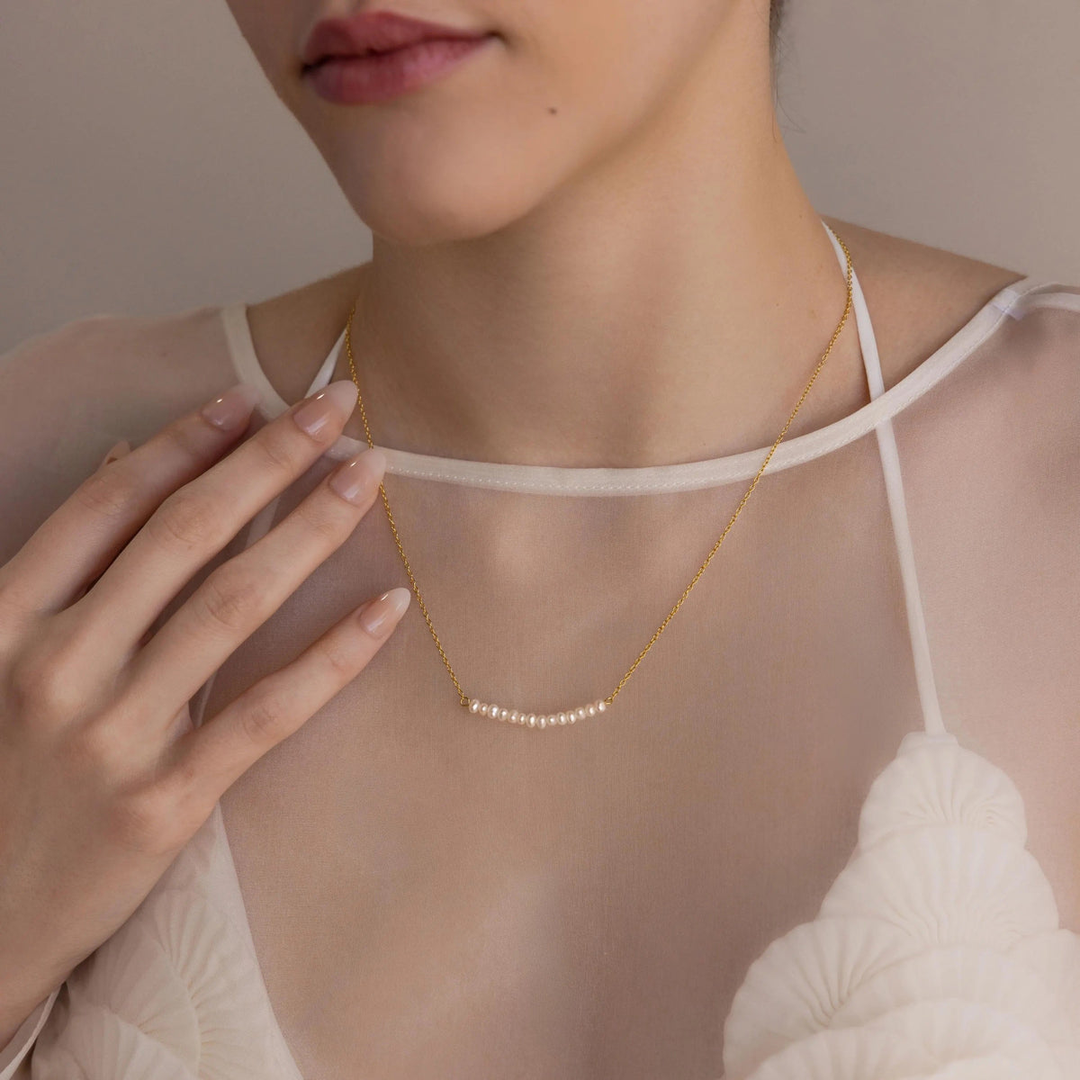 Pearl curve necklace