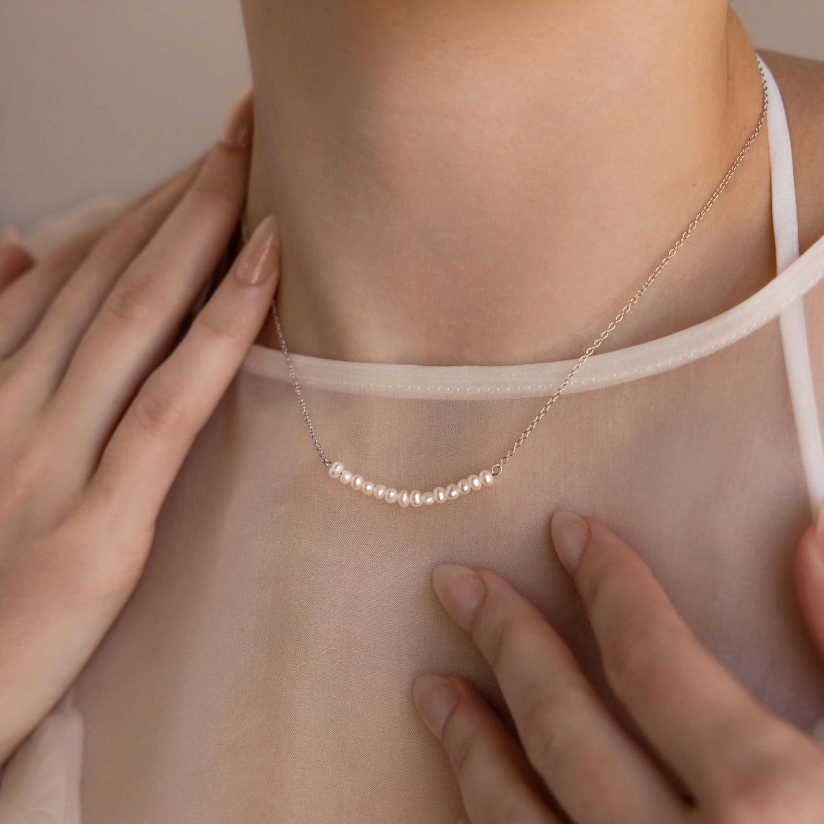 Pearl curve necklace