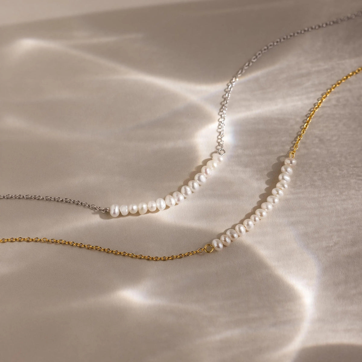 Pearl curve necklace