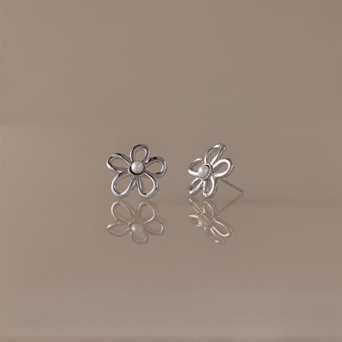 Lila flower pearl studs