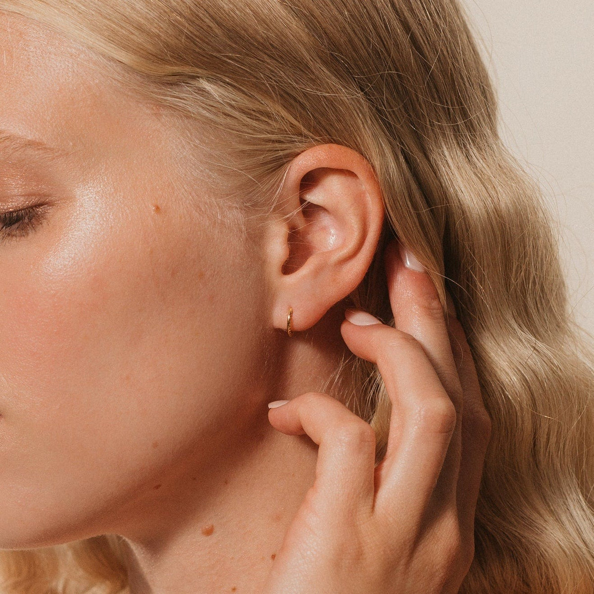 Pave cartilage mini huggies