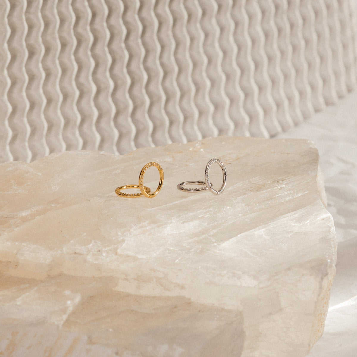 Pave cartilage mini huggies