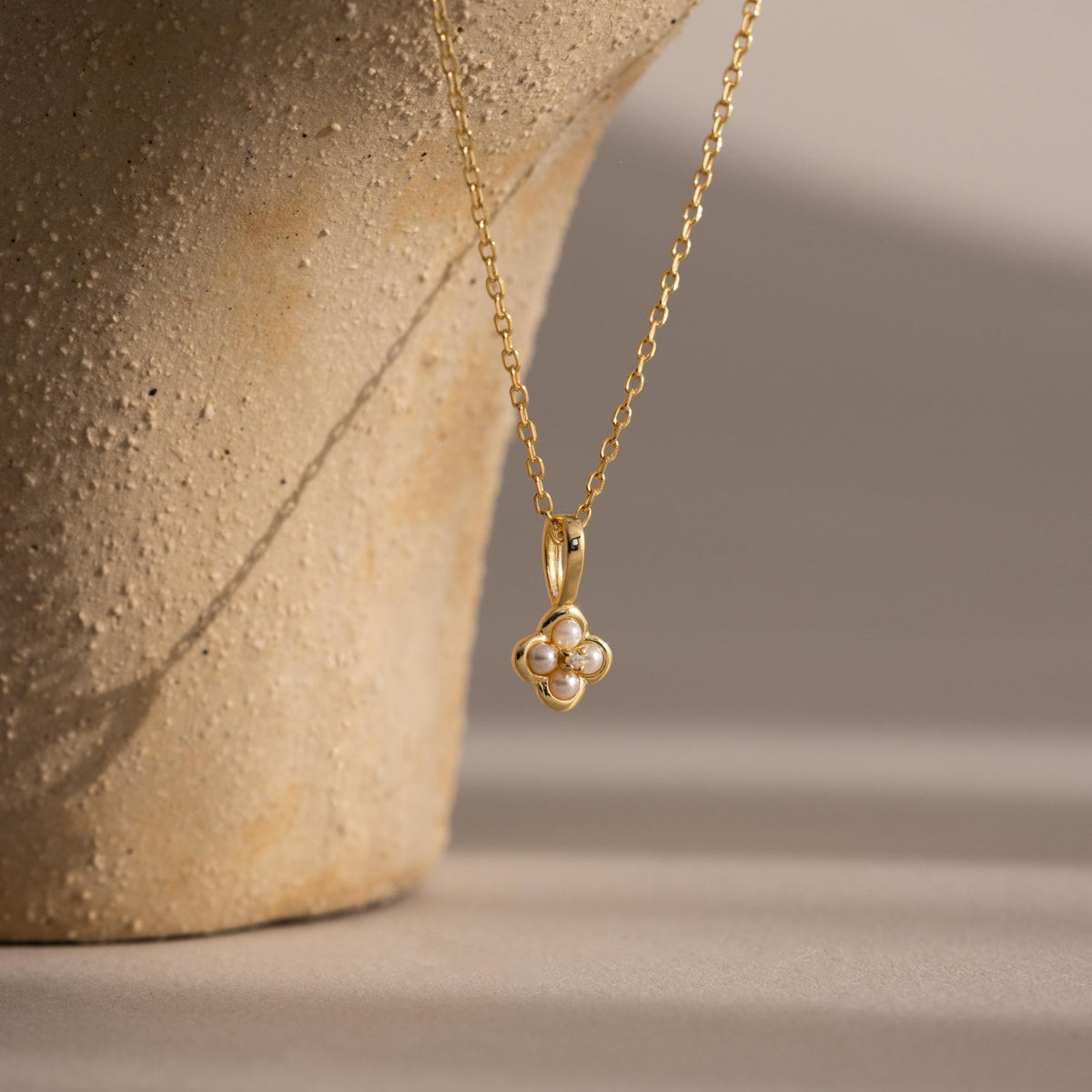 Rounded pearl flower necklace