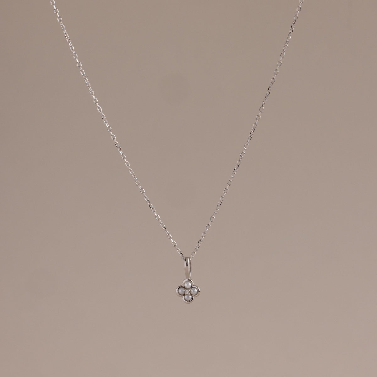 Rounded pearl flower necklace