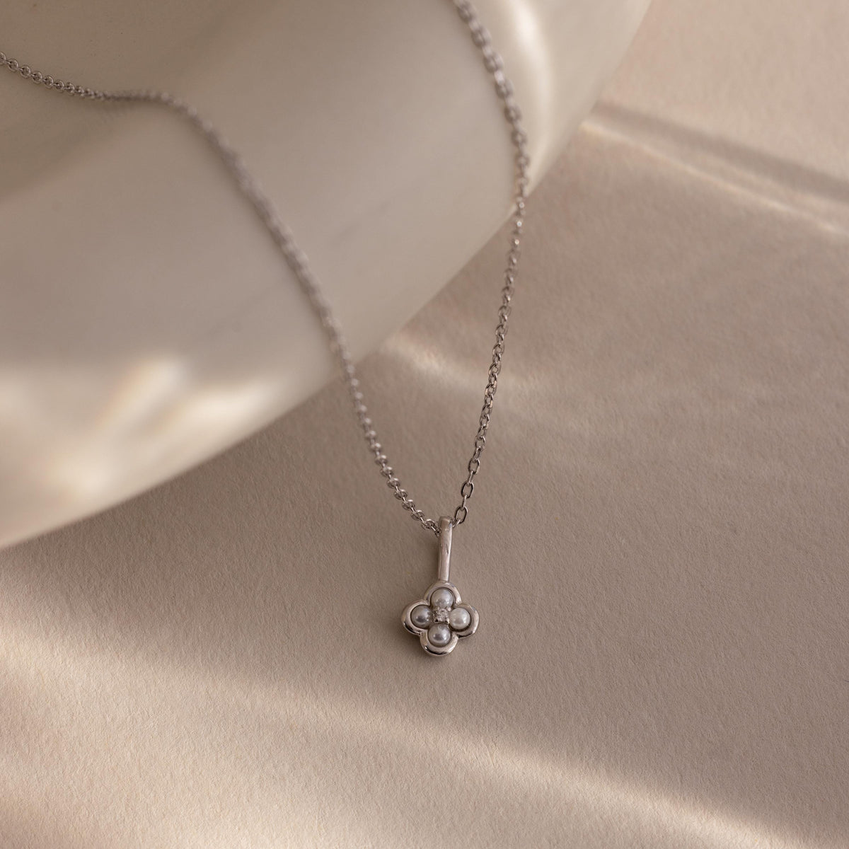 Rounded pearl flower necklace