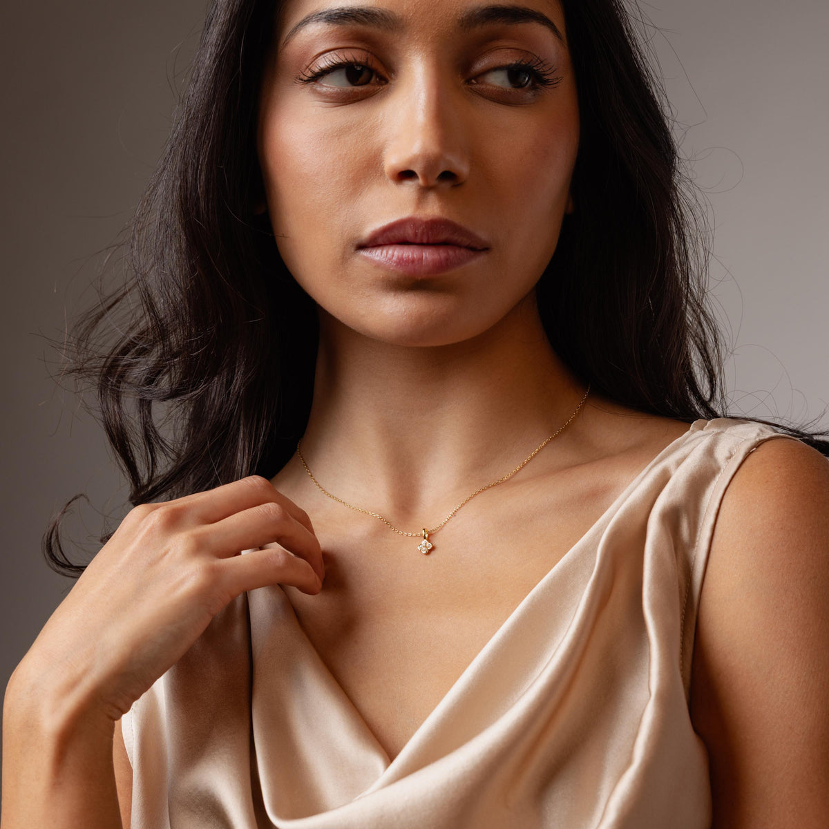 Rounded pearl flower necklace
