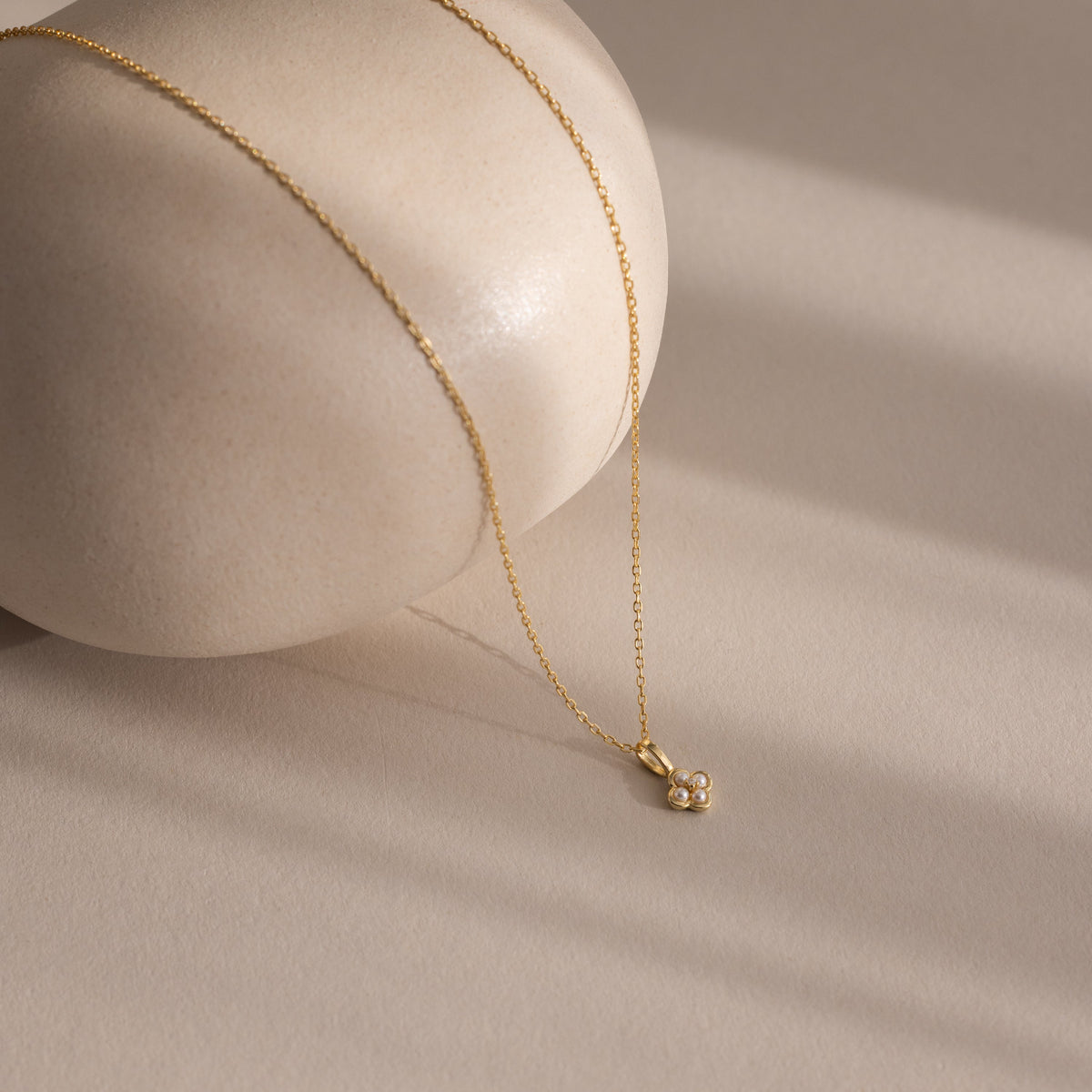 Rounded pearl flower necklace