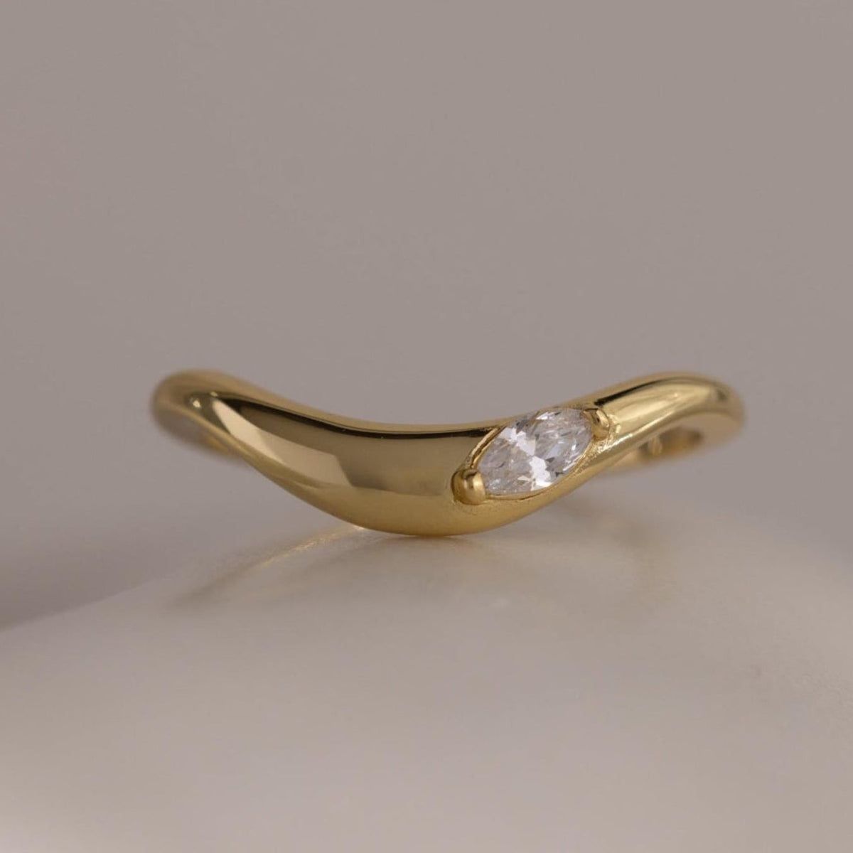 Zen gemstone curve ring
