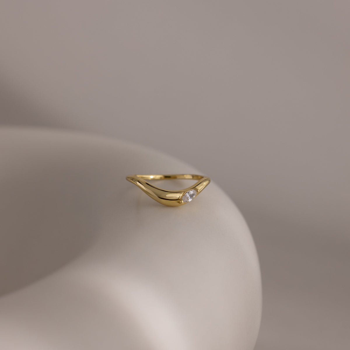 Zen gemstone curve ring