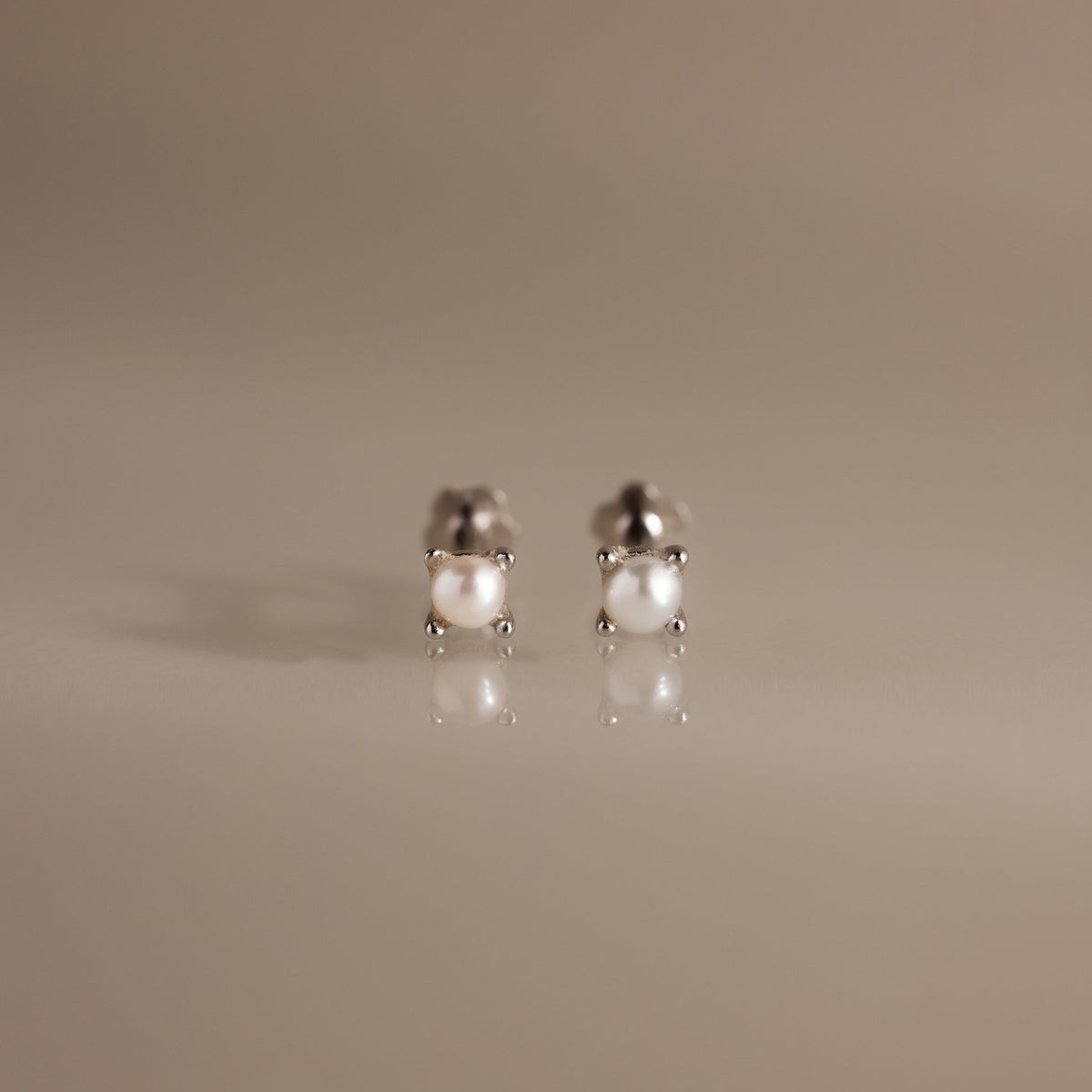Baby Venus flat back studs
