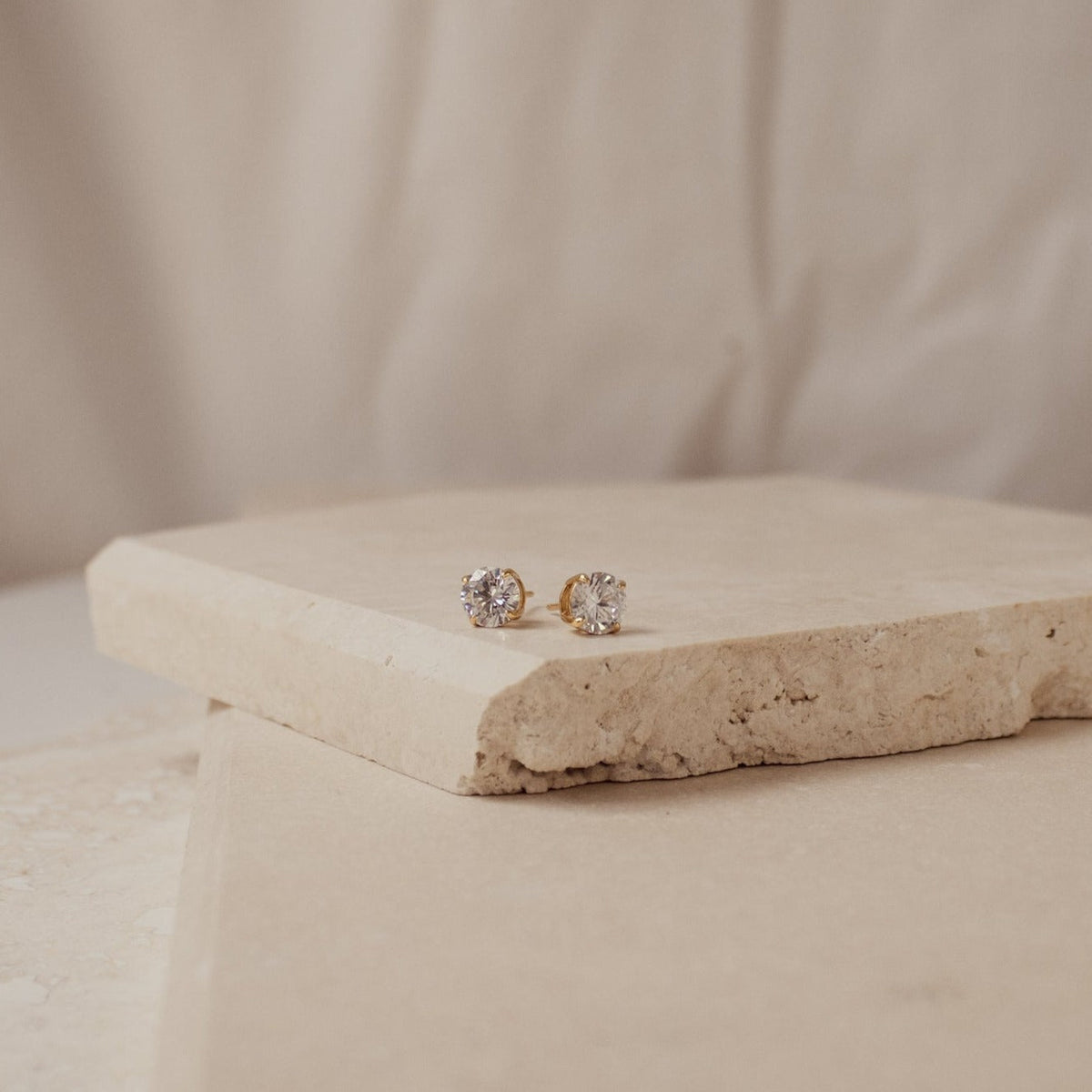 Round diamond studs