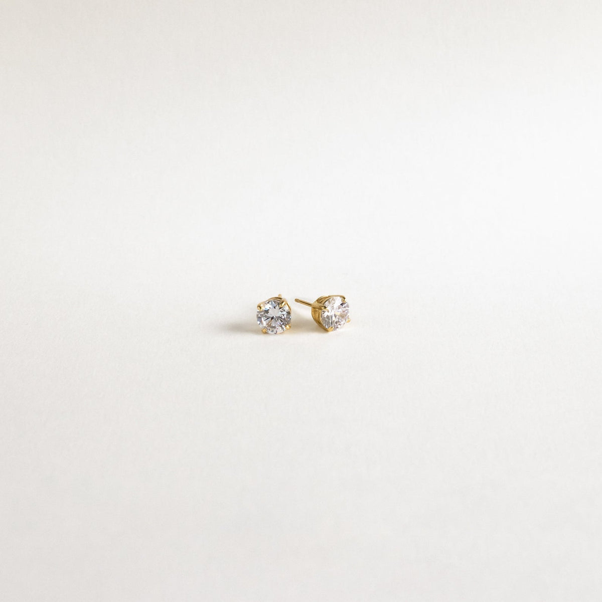 Round diamond studs
