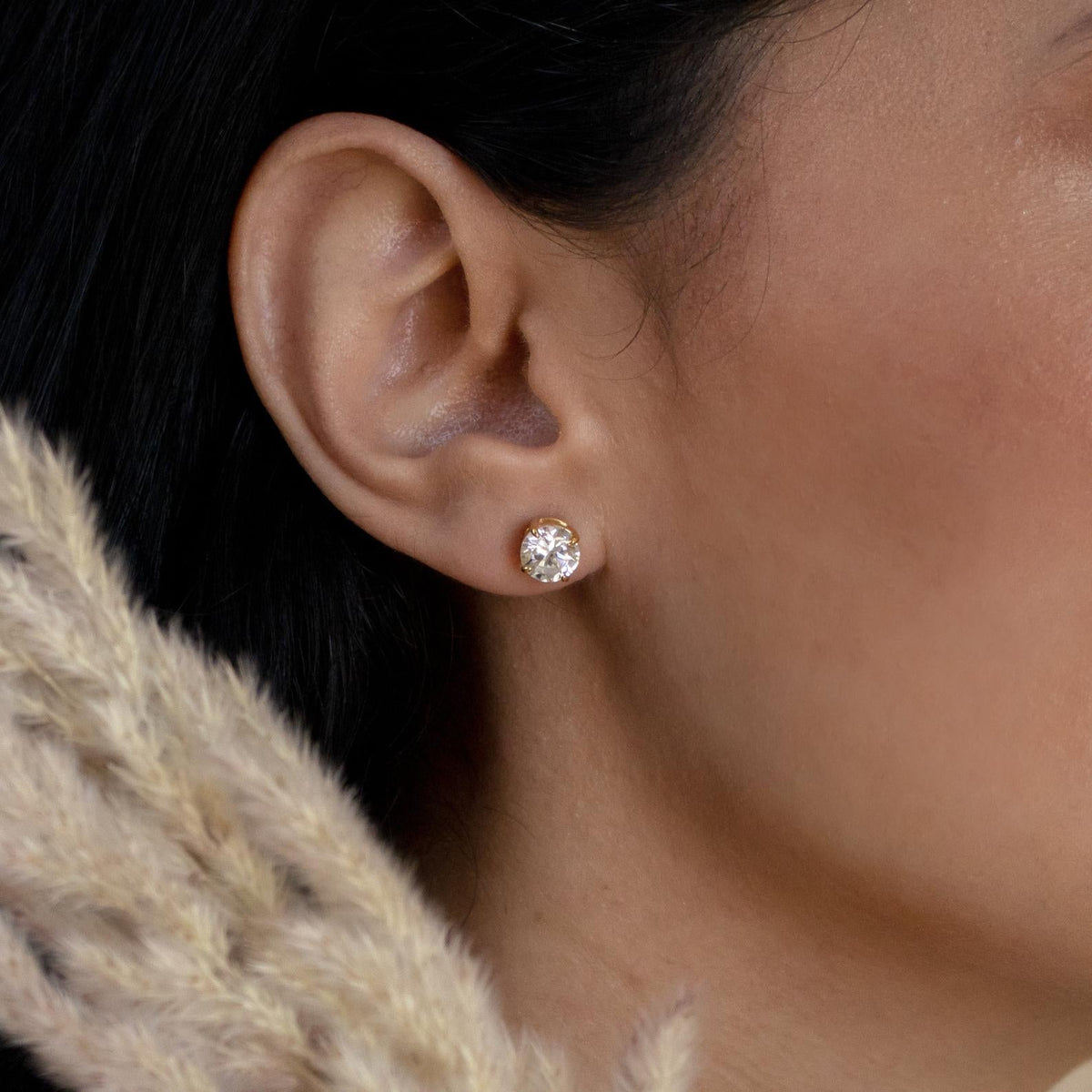 Round diamond studs