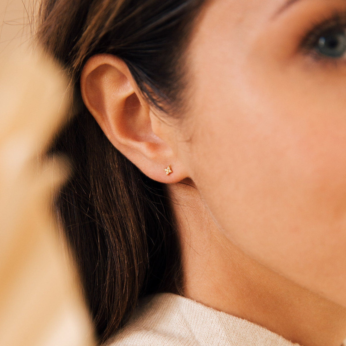 Hera flower studs