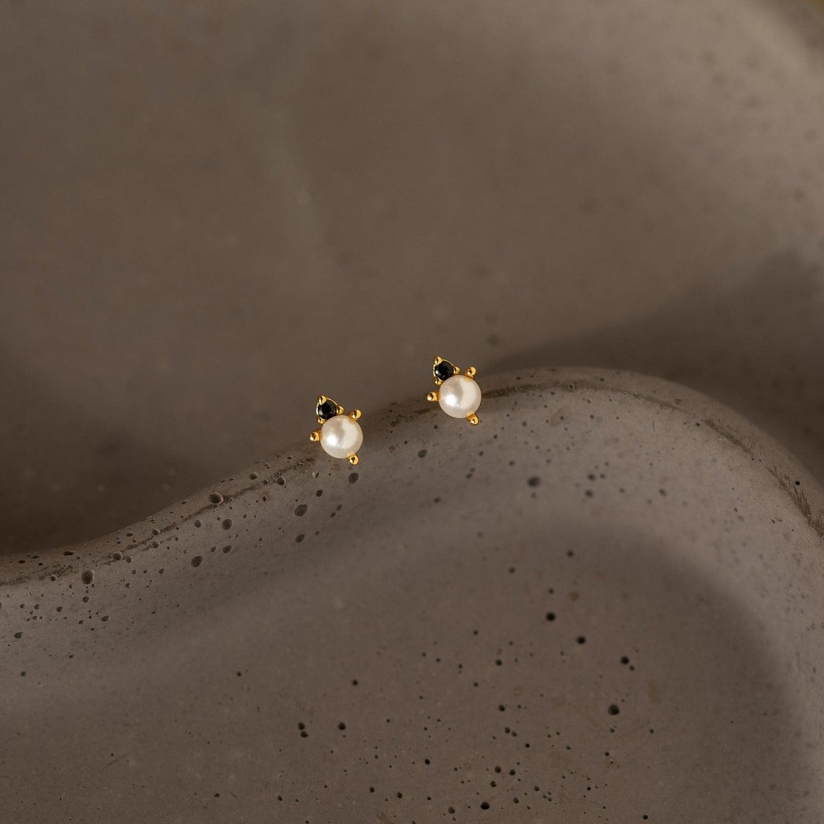 Raindrop pearl onyx studs