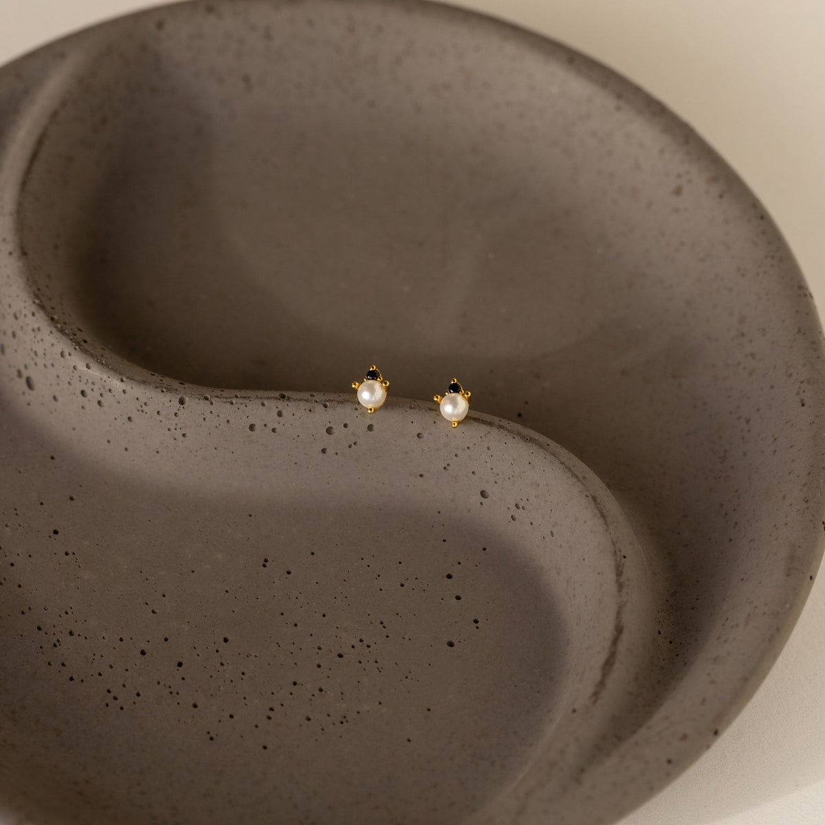 Raindrop pearl onyx studs
