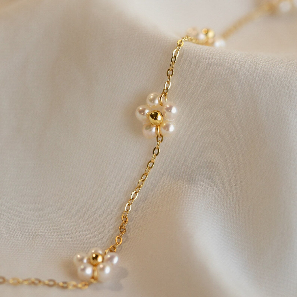 Flower pearl station necklace
