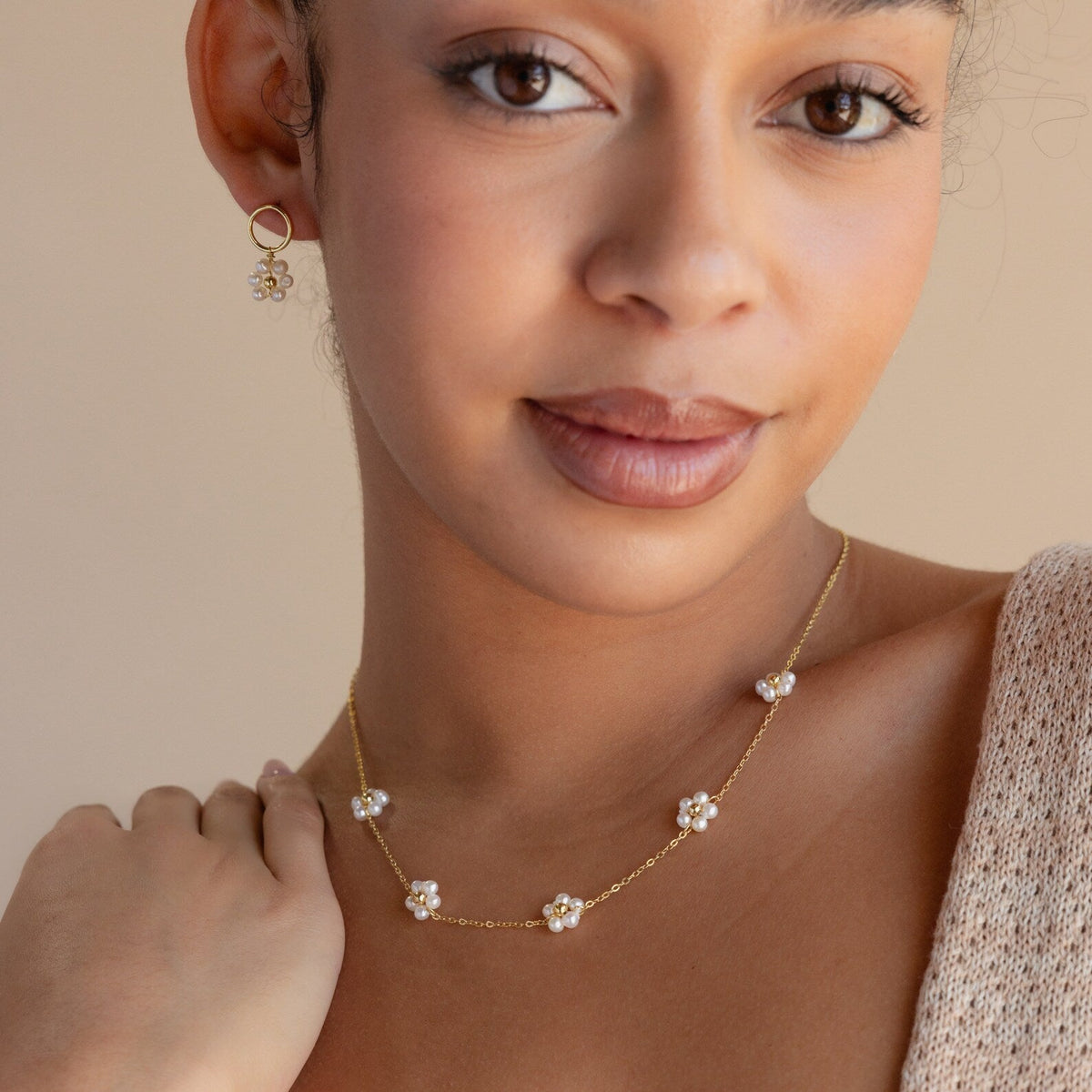 Flower pearl station necklace