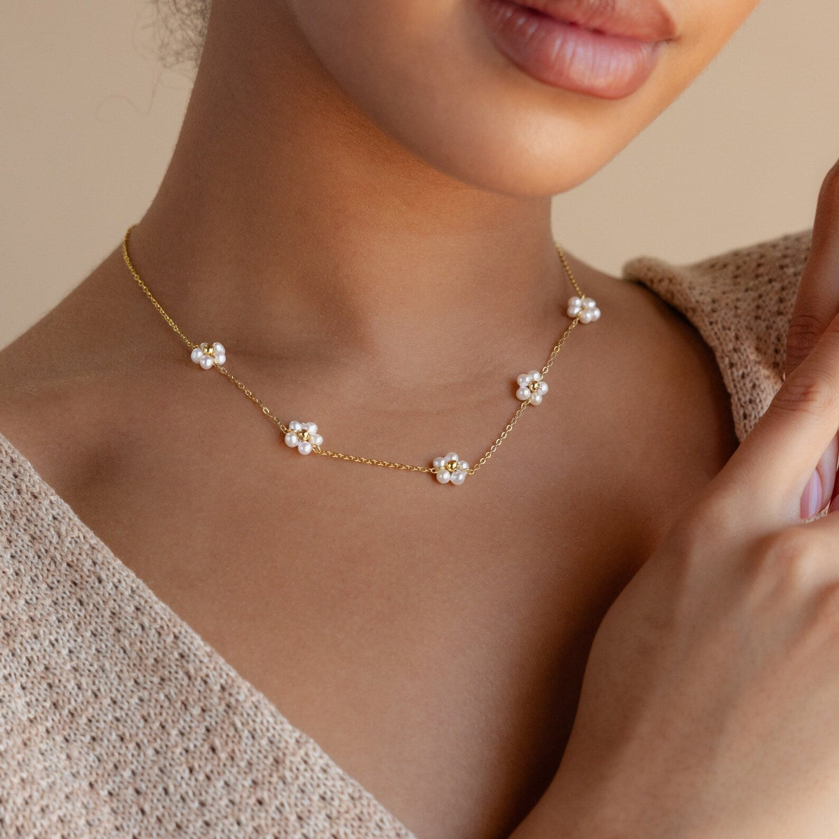 Flower pearl station necklace