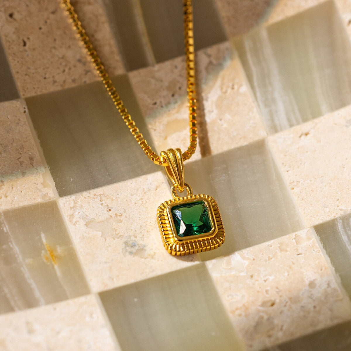 Vintage emerald pendant necklace