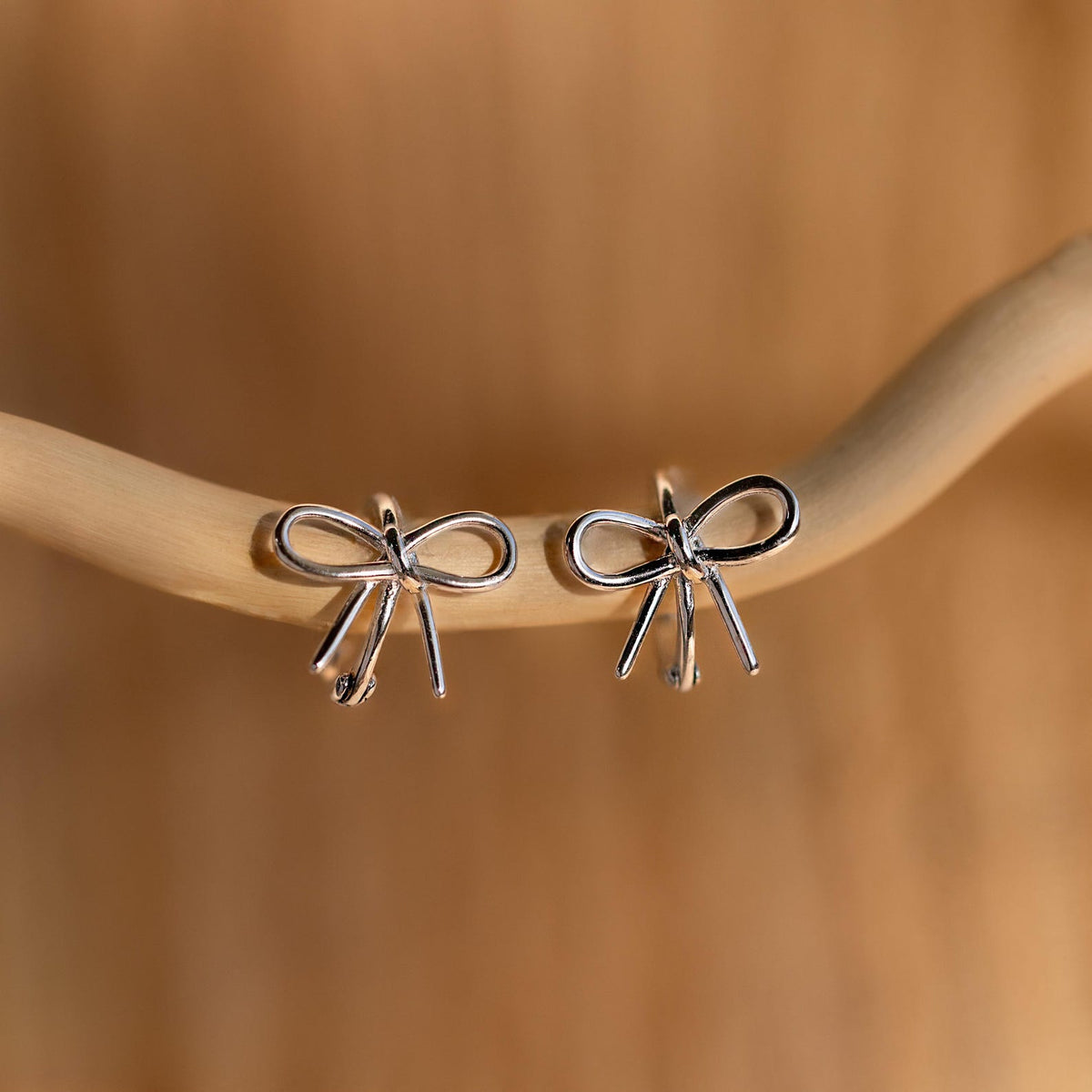 Classic ribbon bow huggies