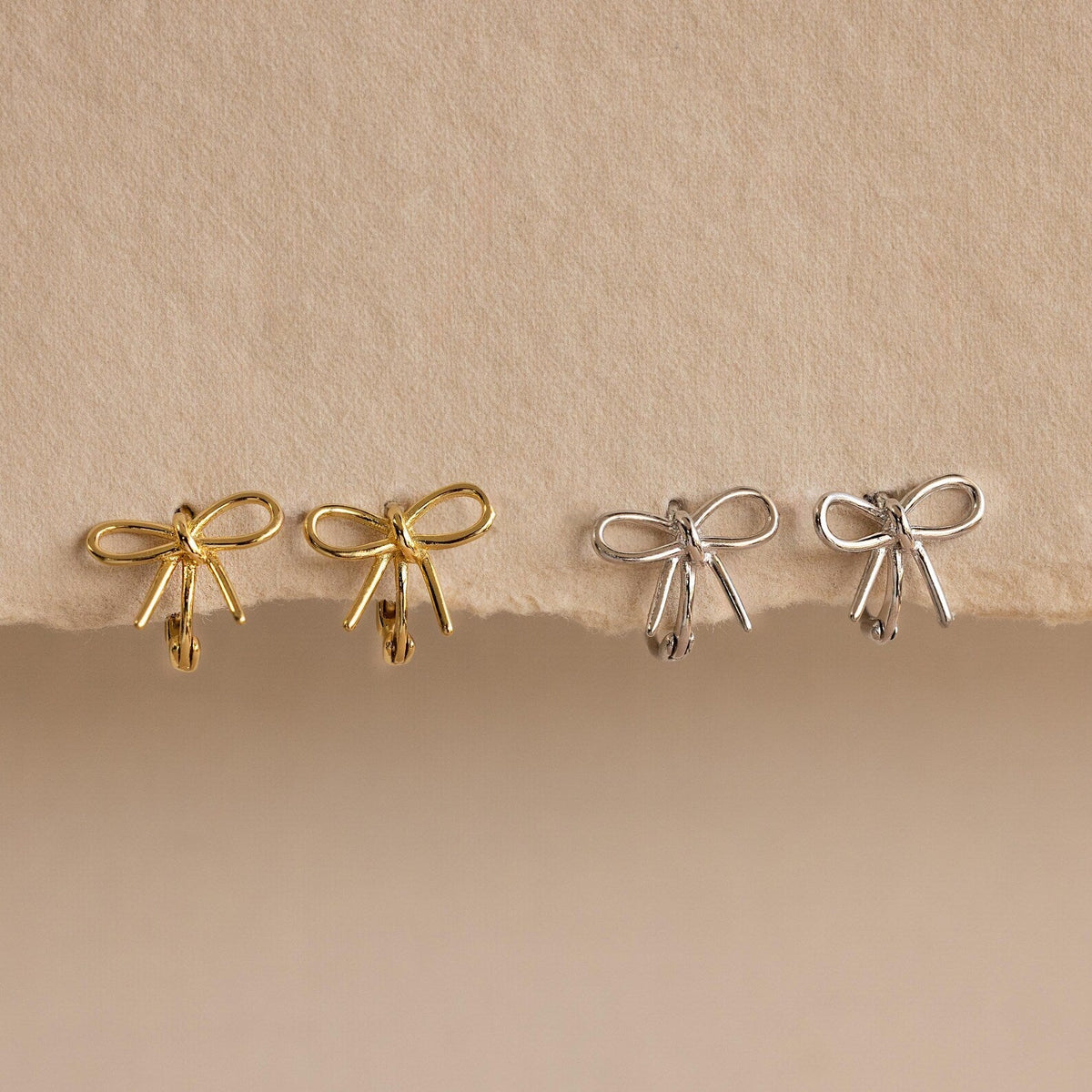 Classic ribbon bow huggies
