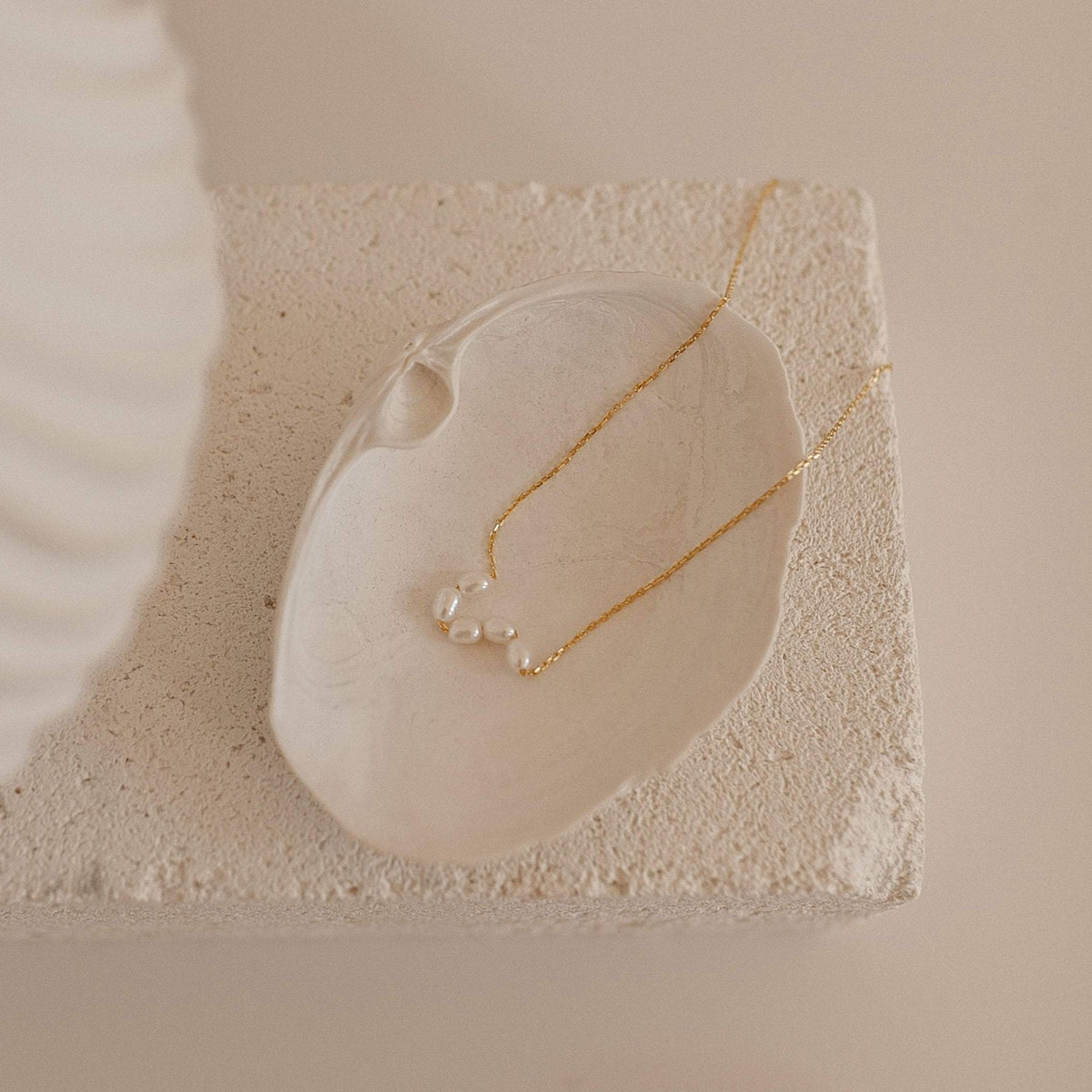 Pearl bead necklace