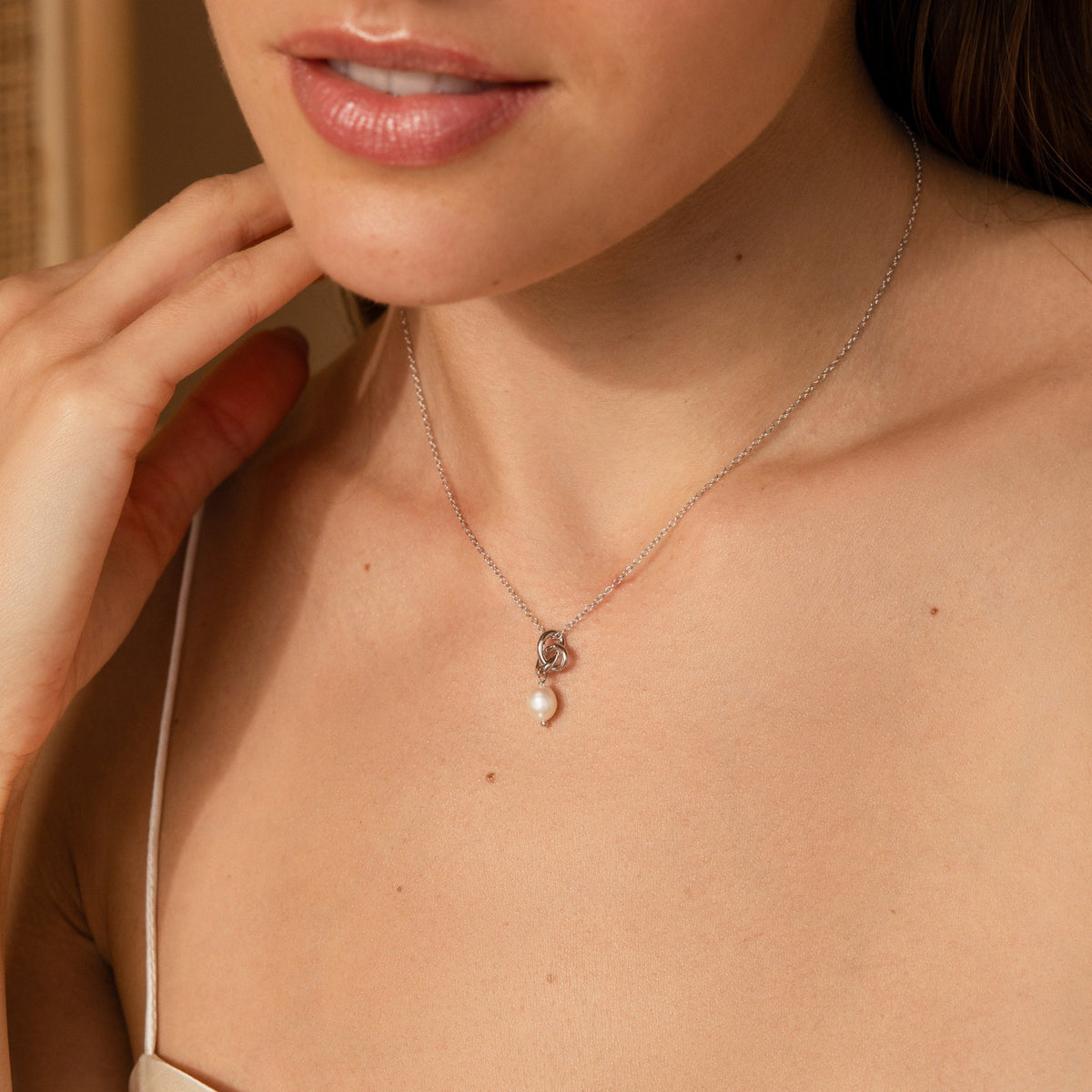 Dainty knot pearl necklace