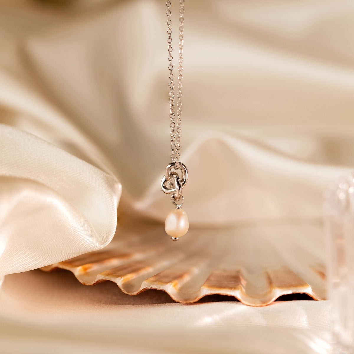 Dainty knot pearl necklace