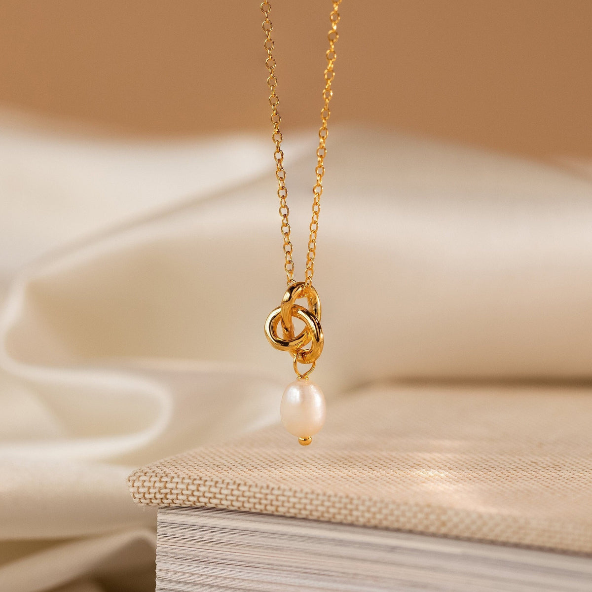 Dainty knot pearl necklace