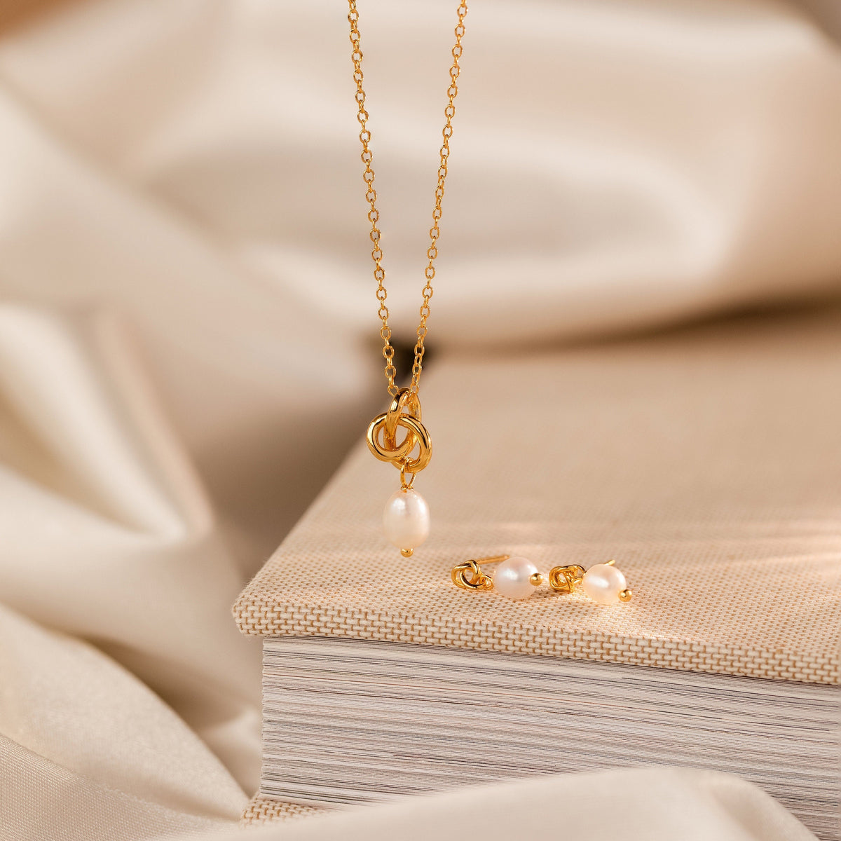 Dainty knot pearl necklace