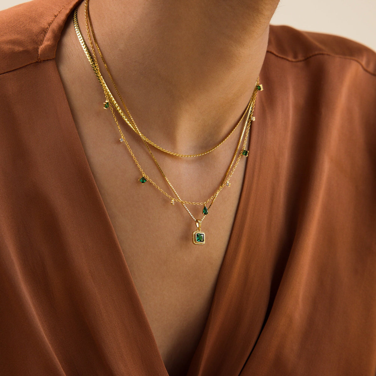 Vintage emerald pendant necklace