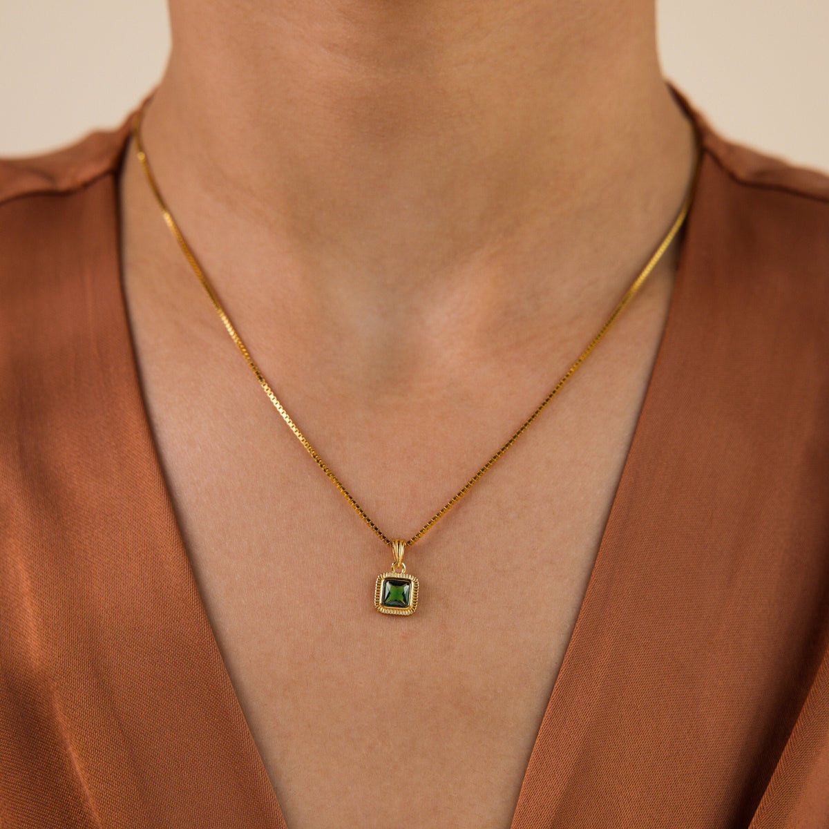 Vintage emerald pendant necklace