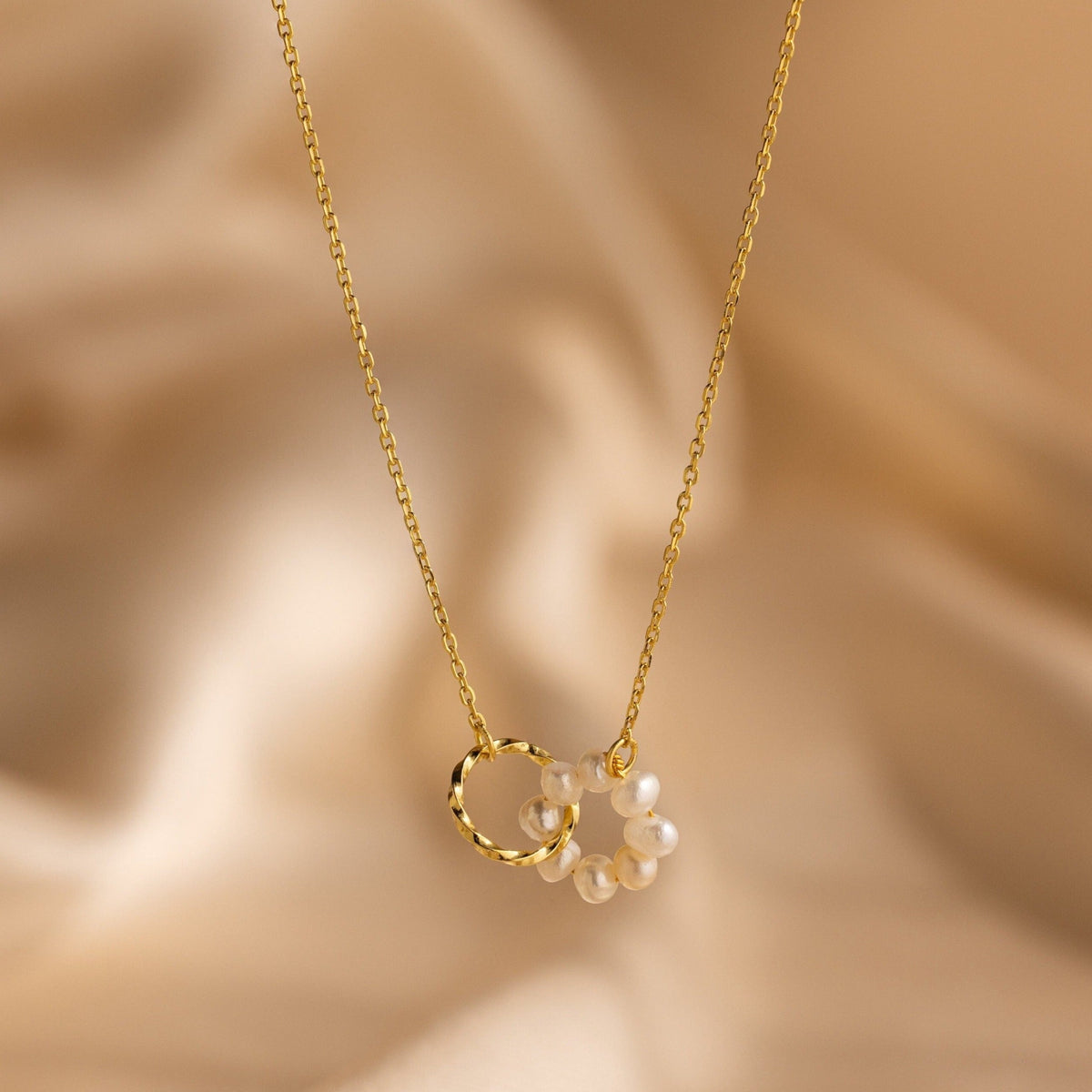 Interlocking pearl necklace