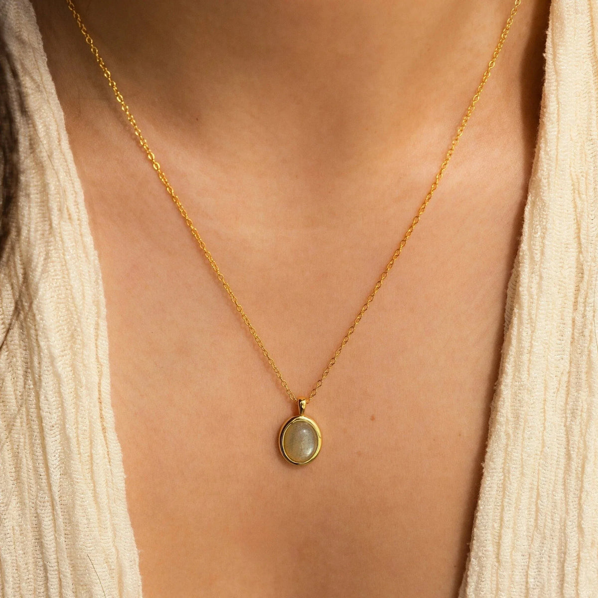 Oval labradorite pendant necklace