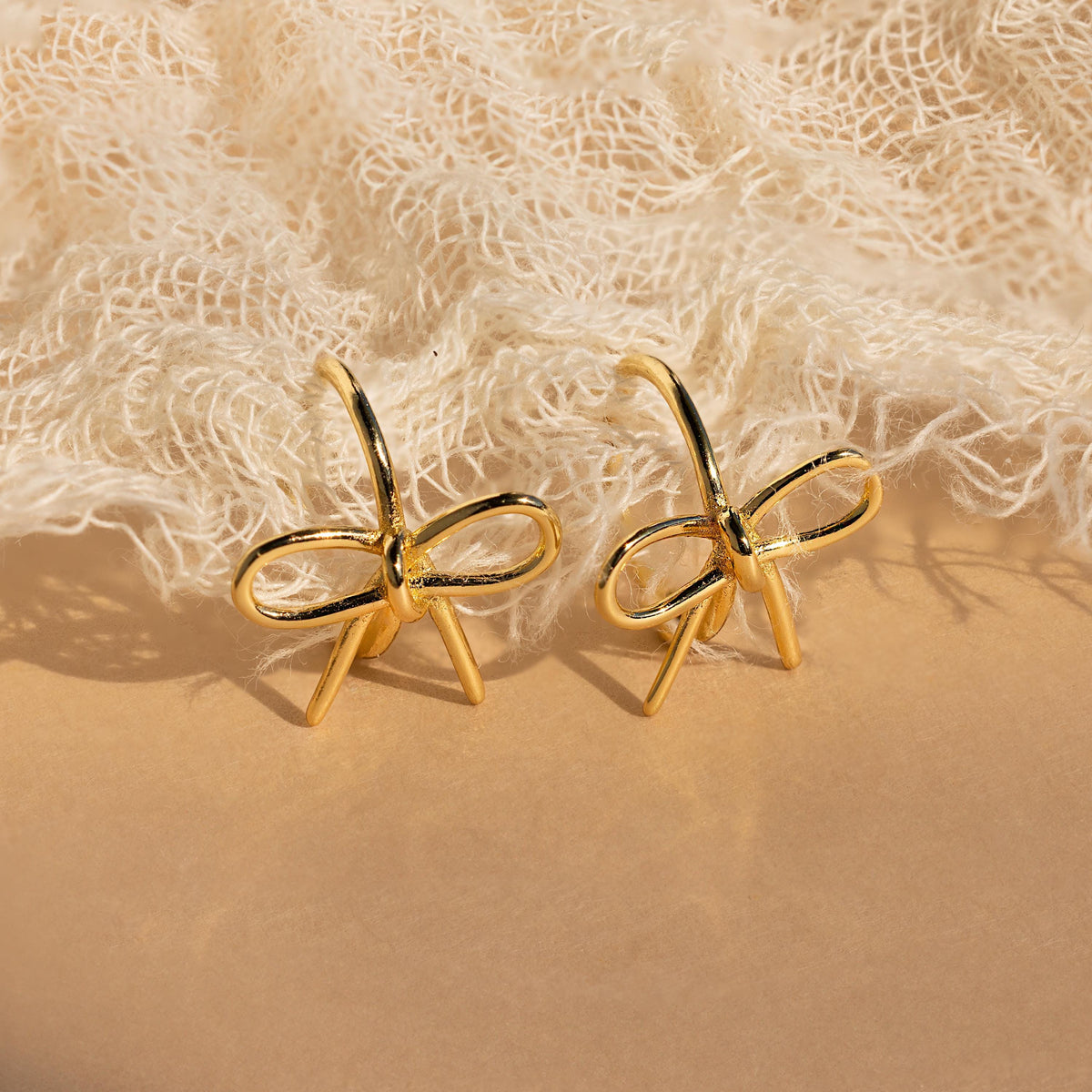 Classic ribbon bow huggies