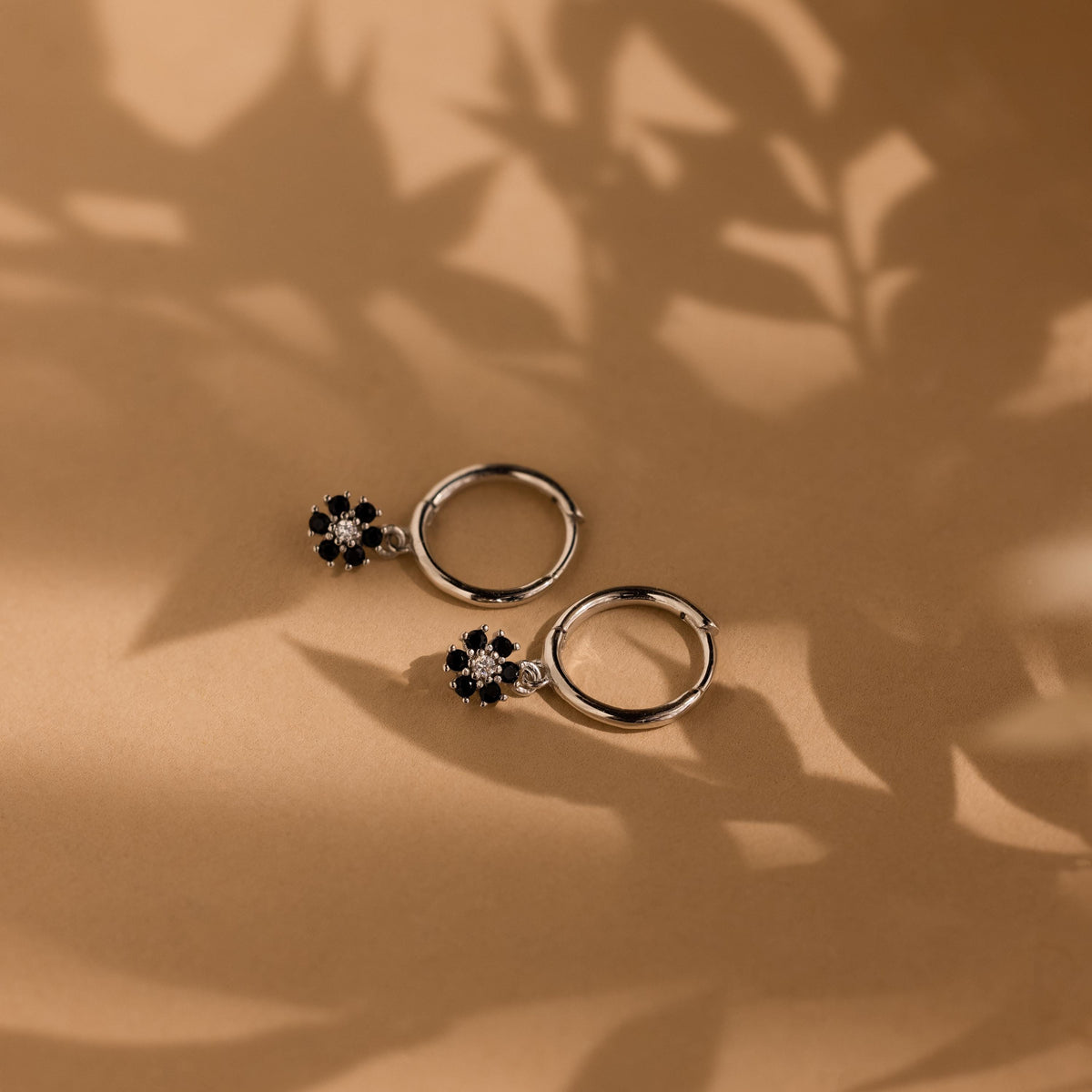 Onyx flower huggies