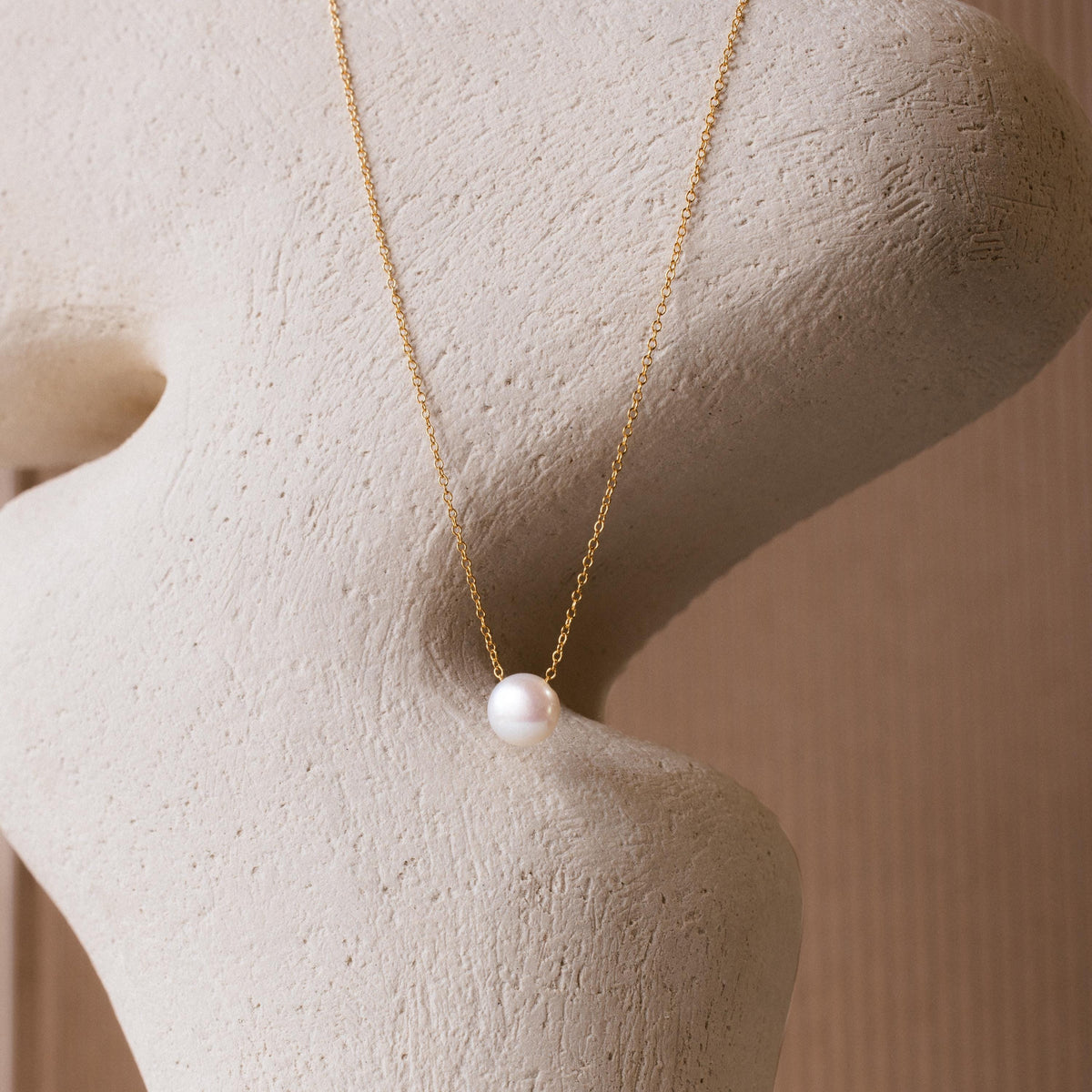 Classic pearl pendant necklace