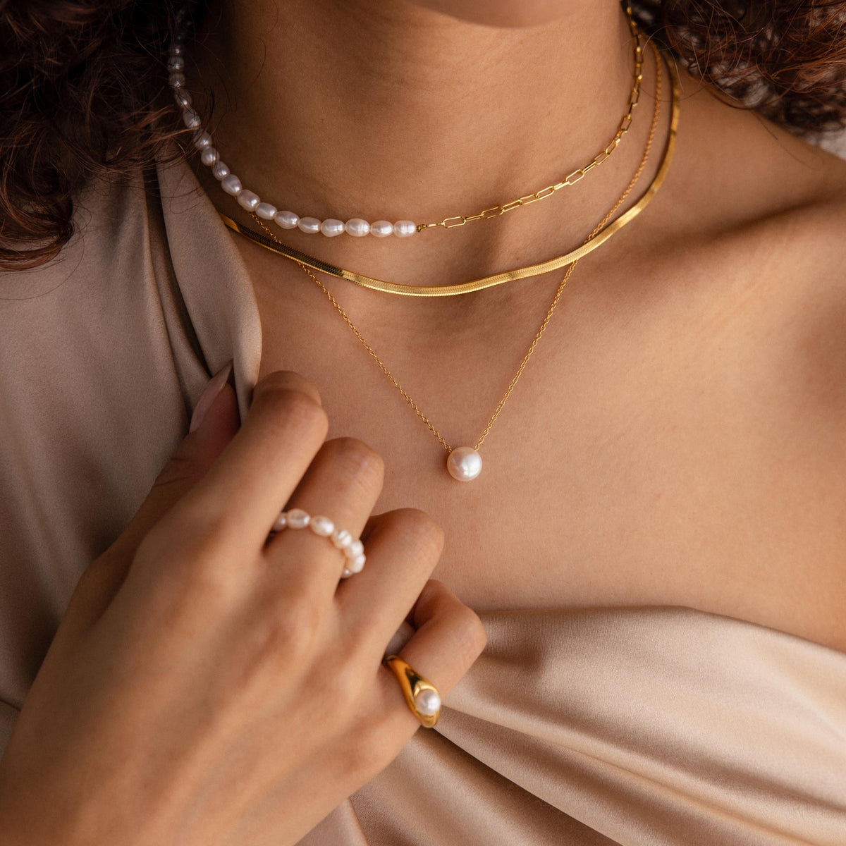 Classic pearl pendant necklace